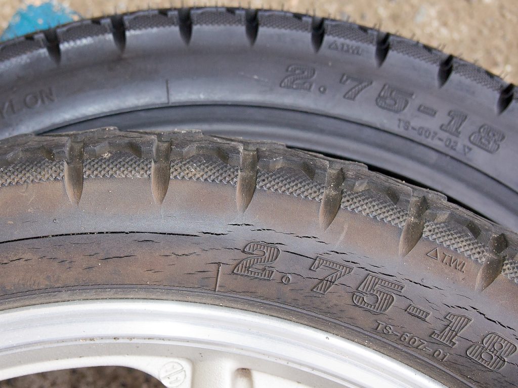 4年半使用した旧タイヤのサイドウォールのヒビがひどい。