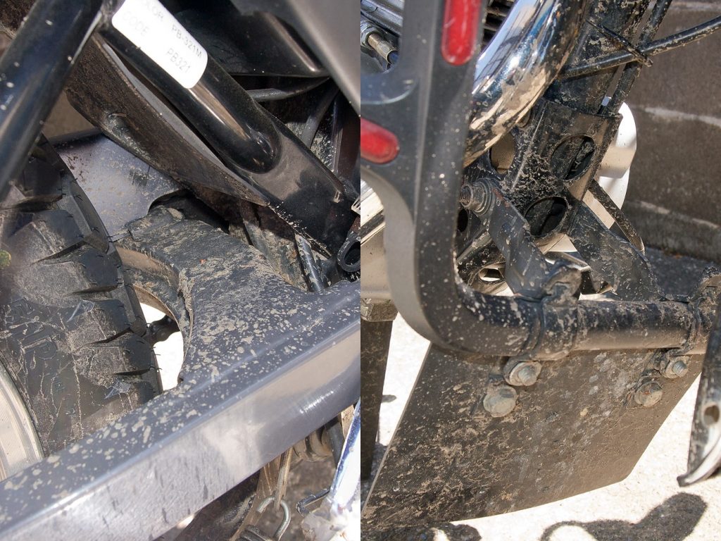 先日のショートツーリングで泥だらけになったスイングアームとエンジンガード