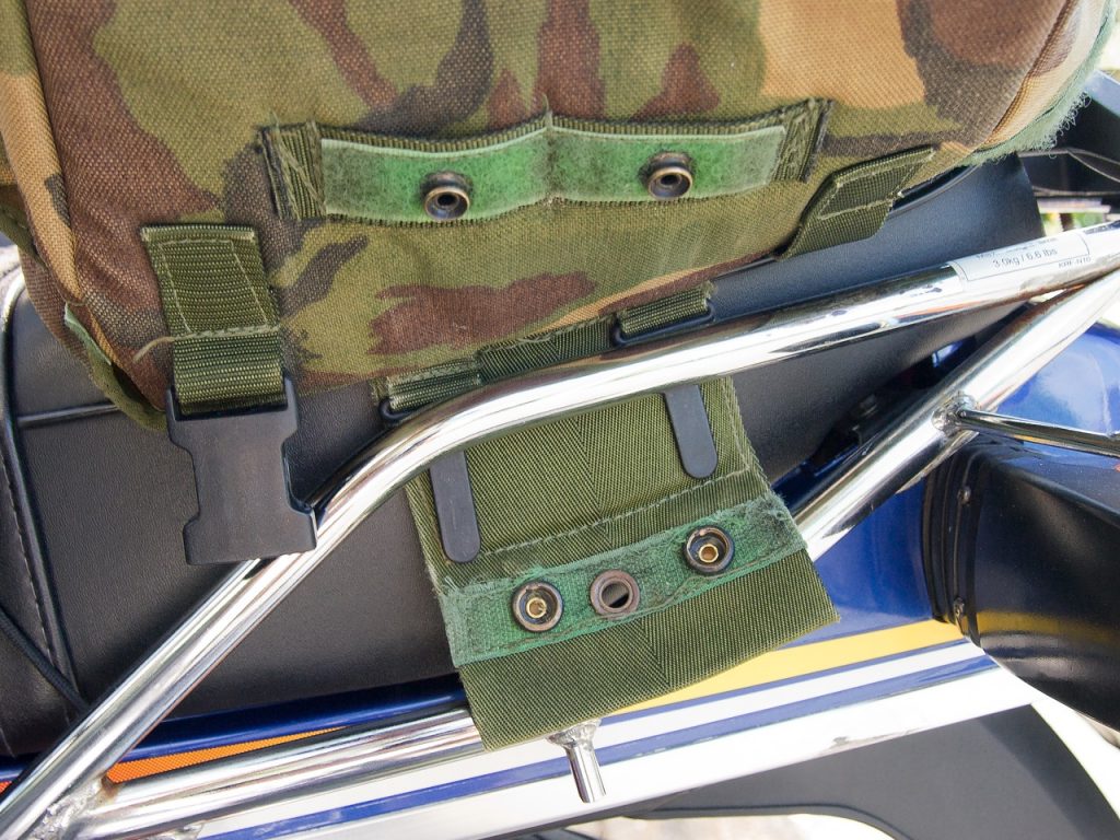 軍物サイドバッグ をCGL125のリアキャリアに取り付ける