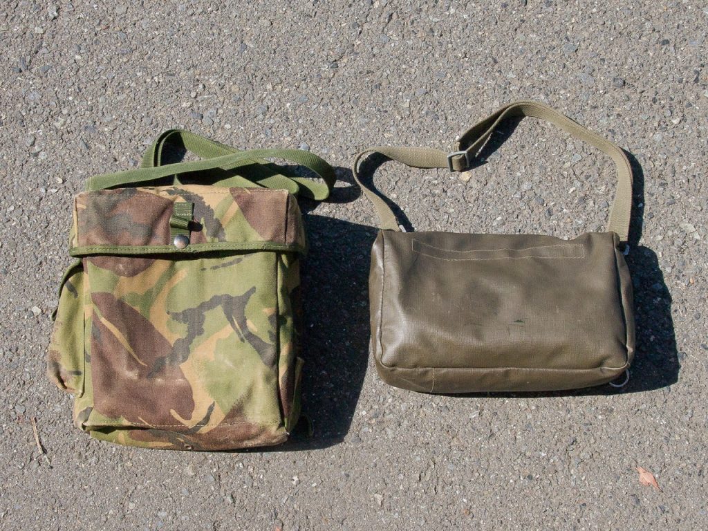 イギリス軍のガスマスクバッグ とスイス軍のガスマスクバッグ の比較