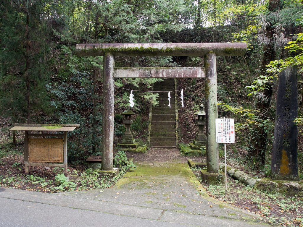 石楯尾神社の鳥居と参道