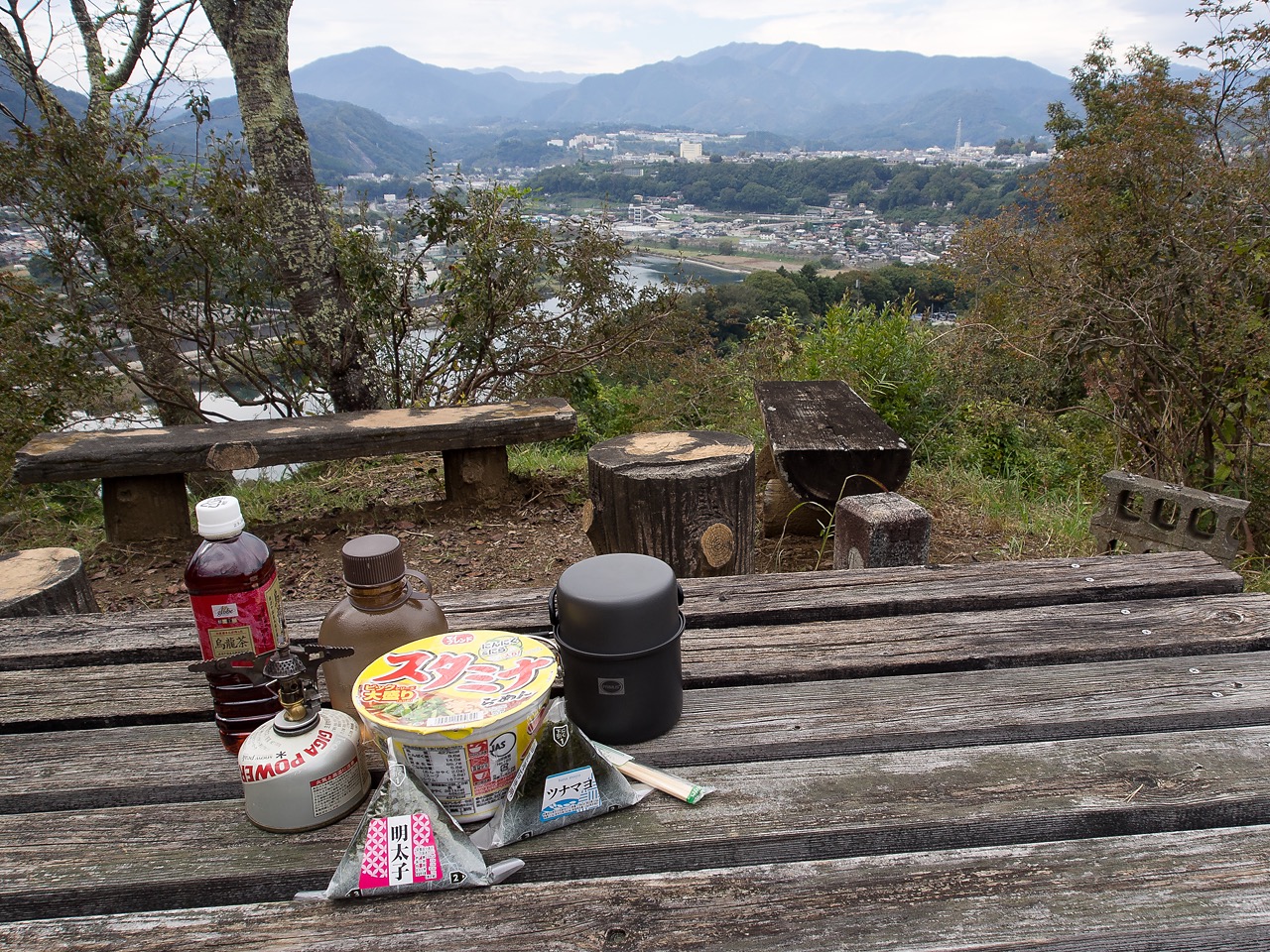 石楯山山頂見晴し台で昼食
