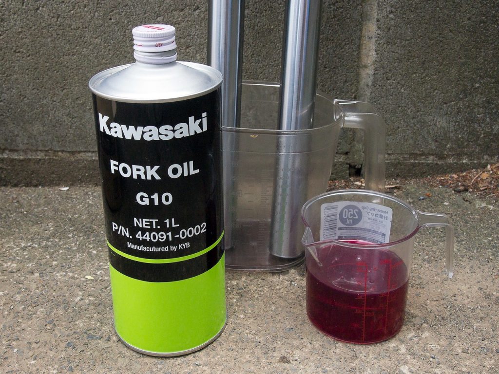 今回のメンテナンスで使用したKAWASAKI FORK OIL G10