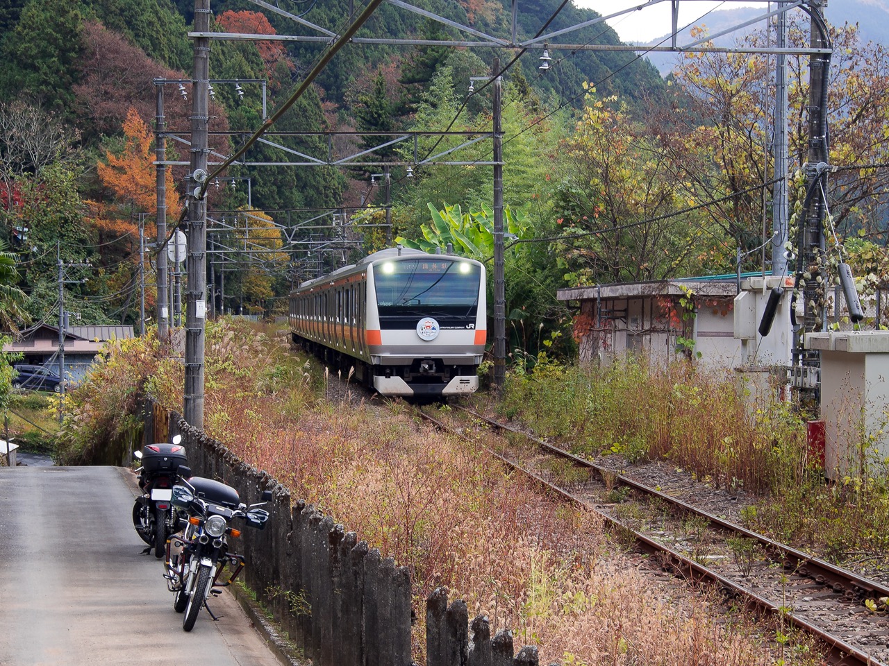 東川井信号所跡を行く青梅線の列車