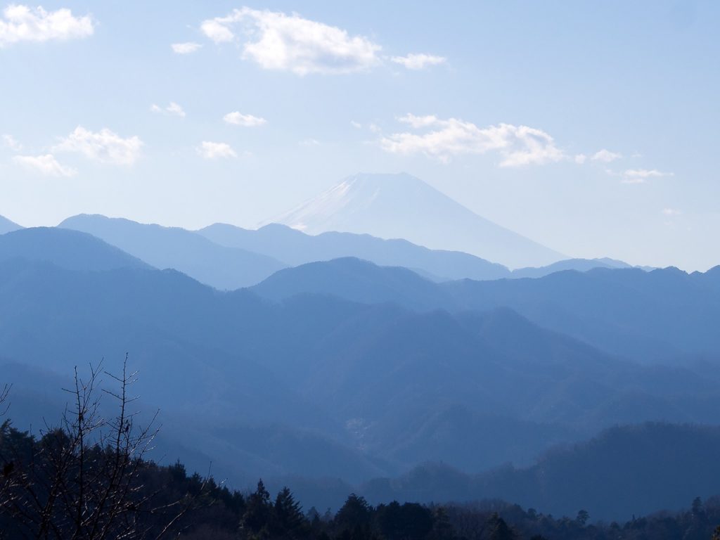 佐野川の慰霊塔前の道から見える富士山