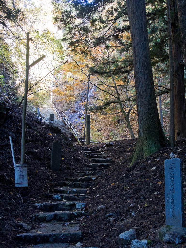 大滝山不動尊山門の先の参道の長い石段