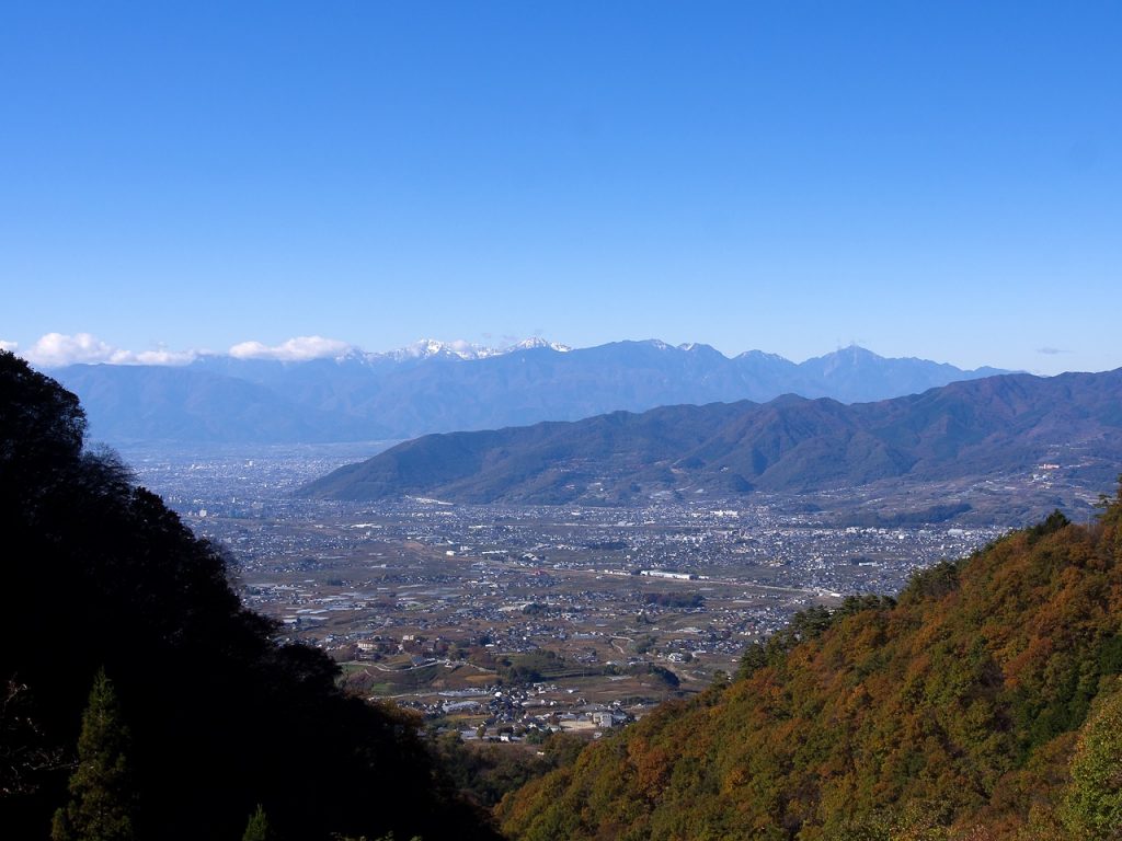 林道菱山深沢線の途中から見えた甲府盆地の景色