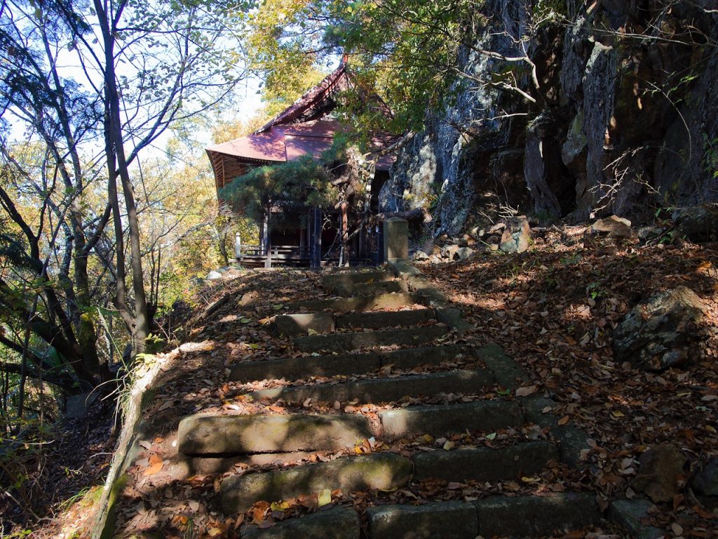 岩堂観音堂への参道