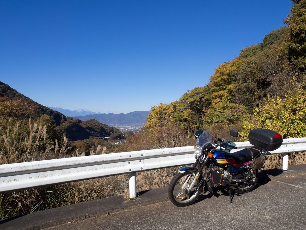 紅葉ツーリング2024鶴瀬宿近くの山道から甲府盆地を眺める