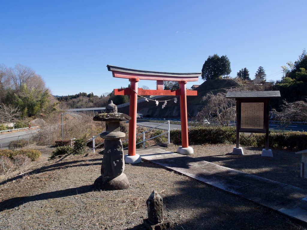 白頭稲荷の鳥居と新旧中央道